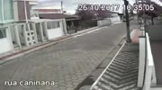 Dude is caught robbing a man and gets beaten by neighbours