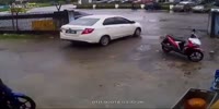 Robber snitches a woman`s chain like a pro