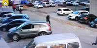 Thief hammers the old man is caught by villagers