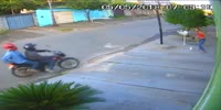 Girl resists robbers and saves her phone and bag