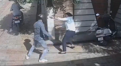 Woman Gets Chain Snatched At The Gun Point In India
