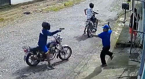 Man With Machete Ruins Robbery In Ecuador