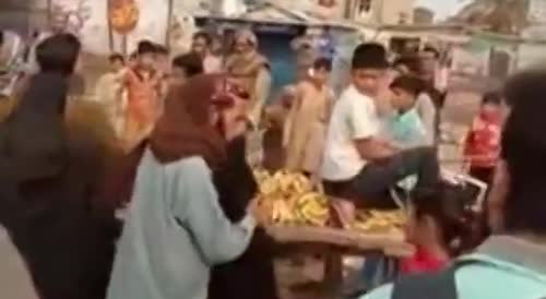 Street vendor looted by mob