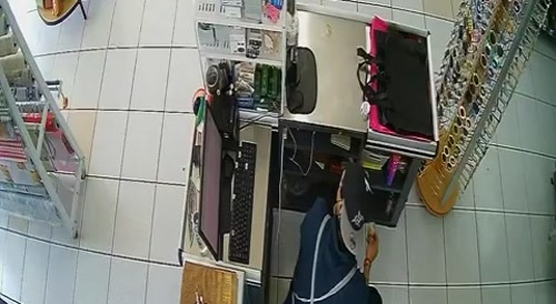 Ladr&oacute;n intenta asaltar tienda y recibe varillaso