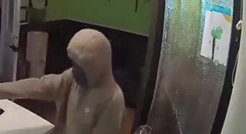 Mastermind thief robs massage parlor